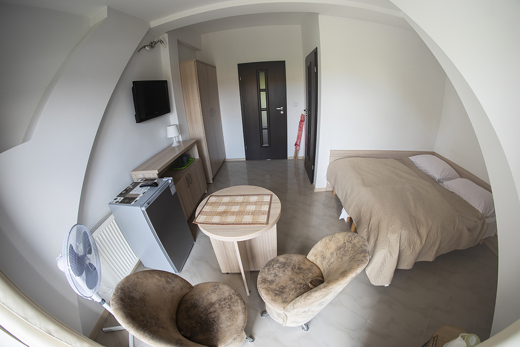 pokój gościnny z czystą pościelą Rewal