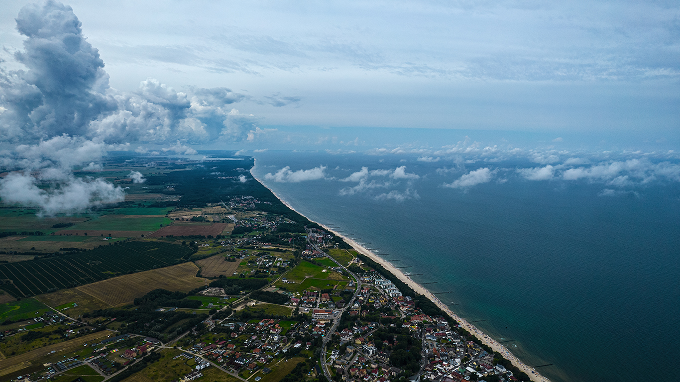 wejście na plażę Rewal blisko noclegówRewal z lotu ptaka - zdjęcie 5